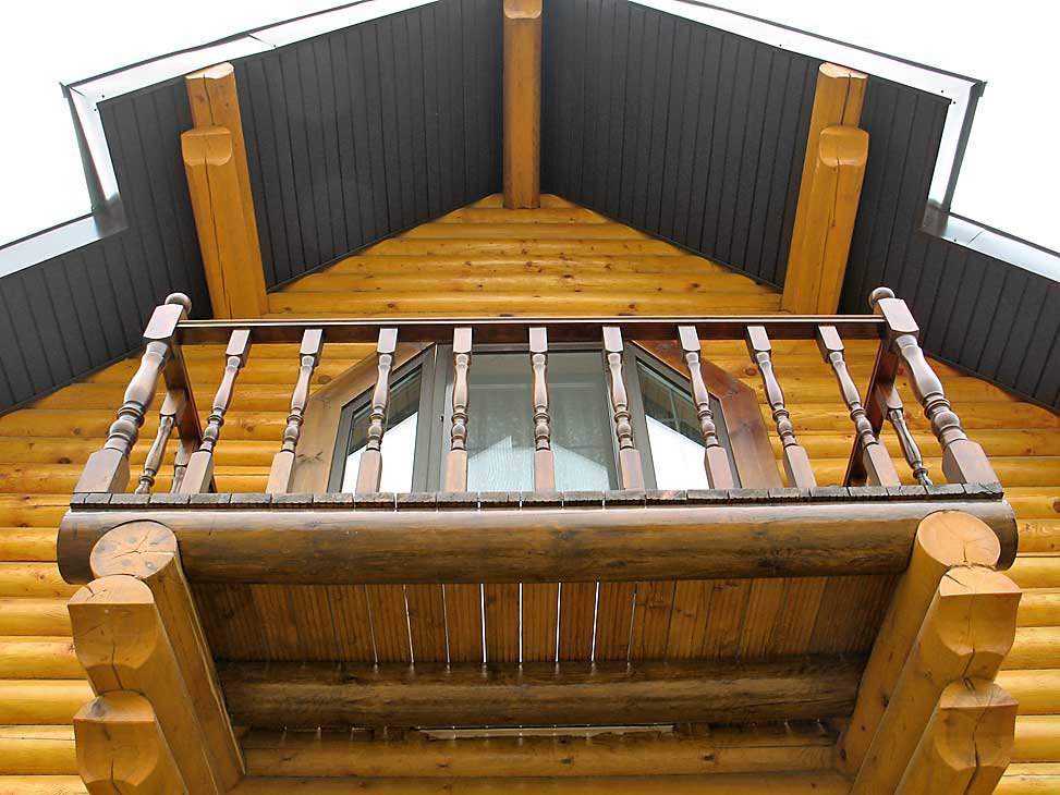 Балкон в брусовом и бревенчатом доме