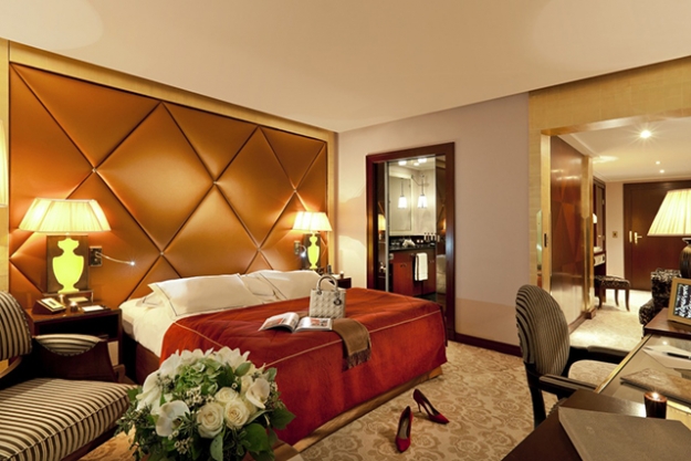 Номер отеля Hotel Barriere Le Fouquet’s Paris. Фото: hotelsbarriere.com 10 романтических отелей, в которых стоит отметить День влюбленных