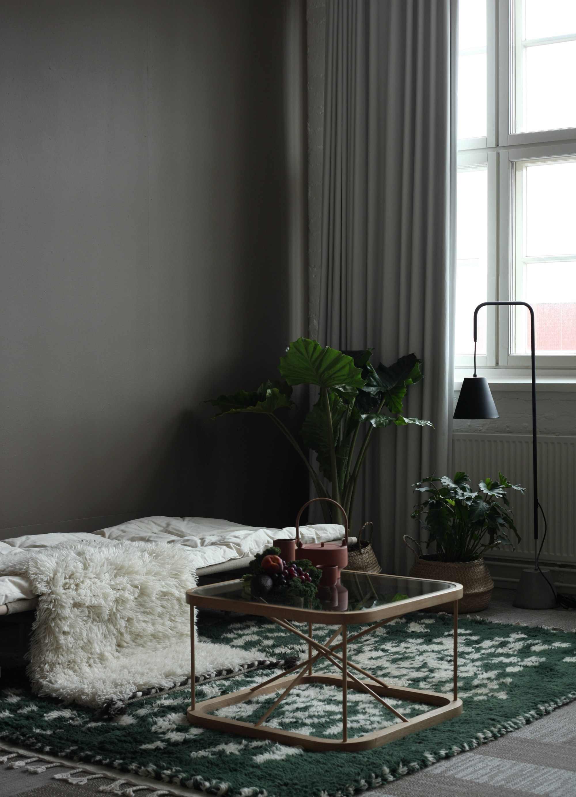 прозрачная мебель легкий изящный столик в интерьере гостиной