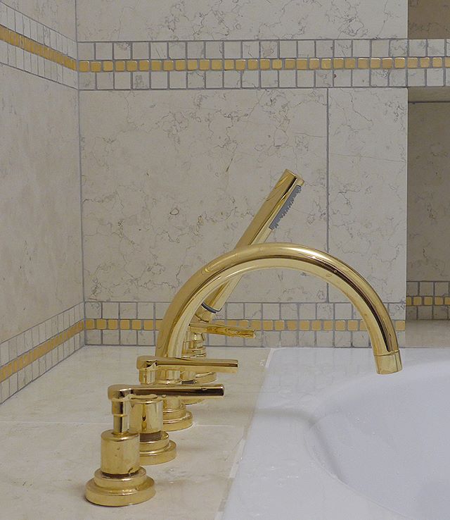 дизайн ванная комната стиль золотистый металлический смеситель в санузле