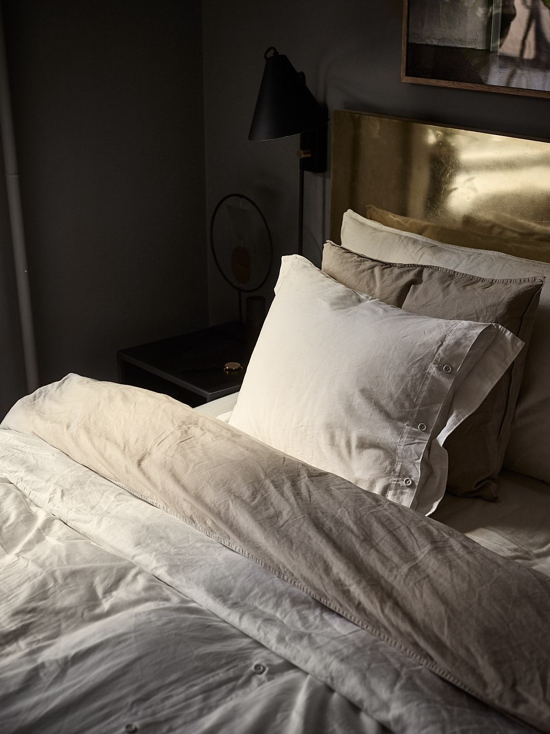 идея дизайн декор светлый текстиль в темной спальне уютно фото