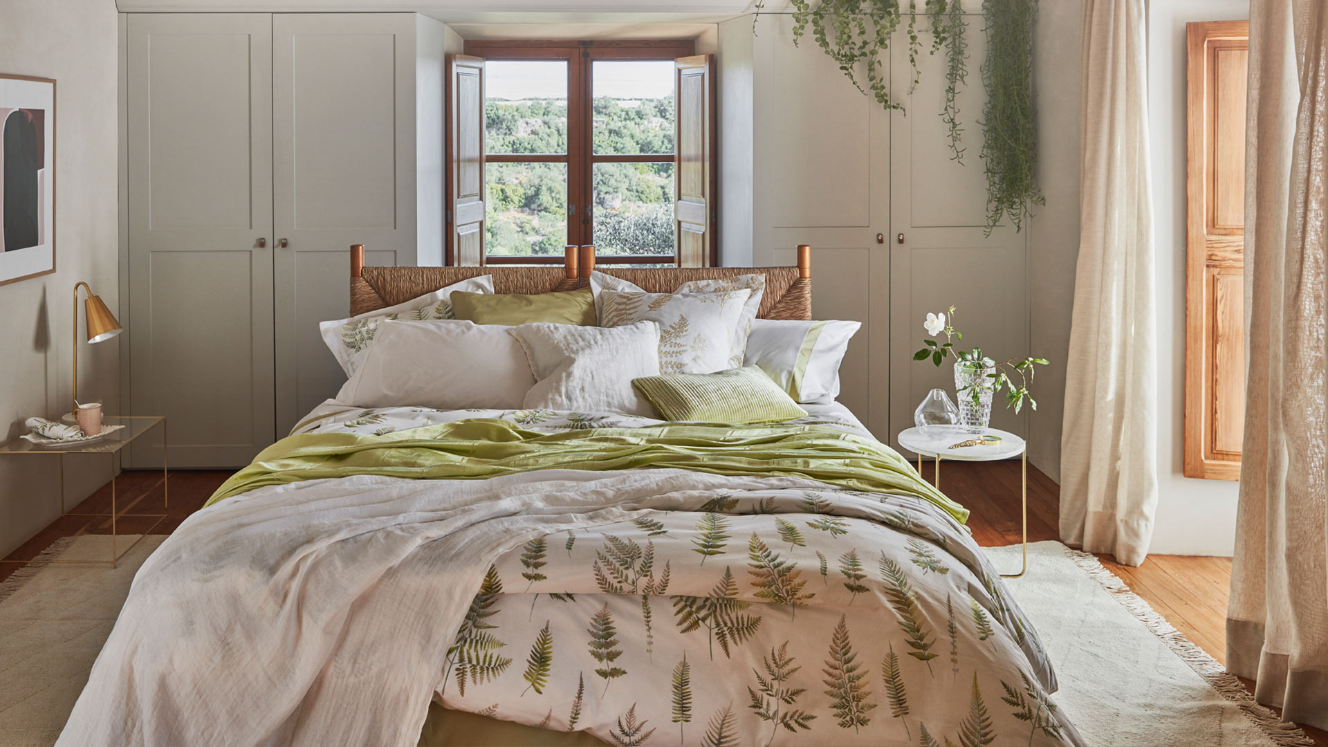 постельное белье растительные принты в интерьере спальни фото декор уют