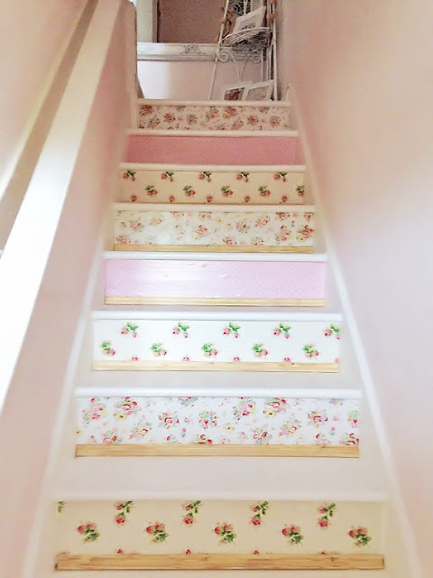 Остатки обоев на ступенях лестницы фото