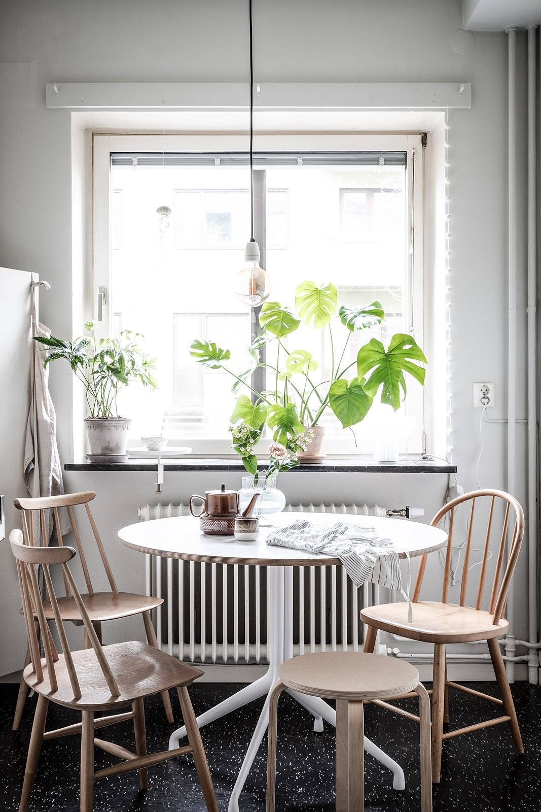 фото столовой в скандинавском стиле обеденная зона с разными стульями фото