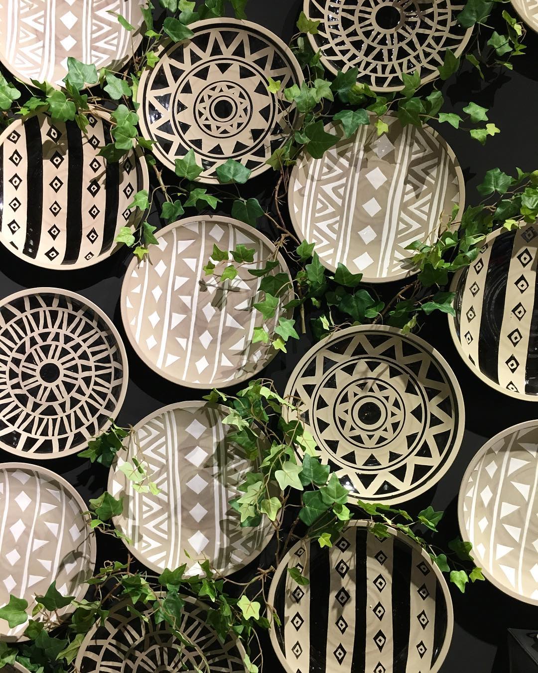 тарелки сервировка посуда в этническом стиле с орнаментами узорами фото