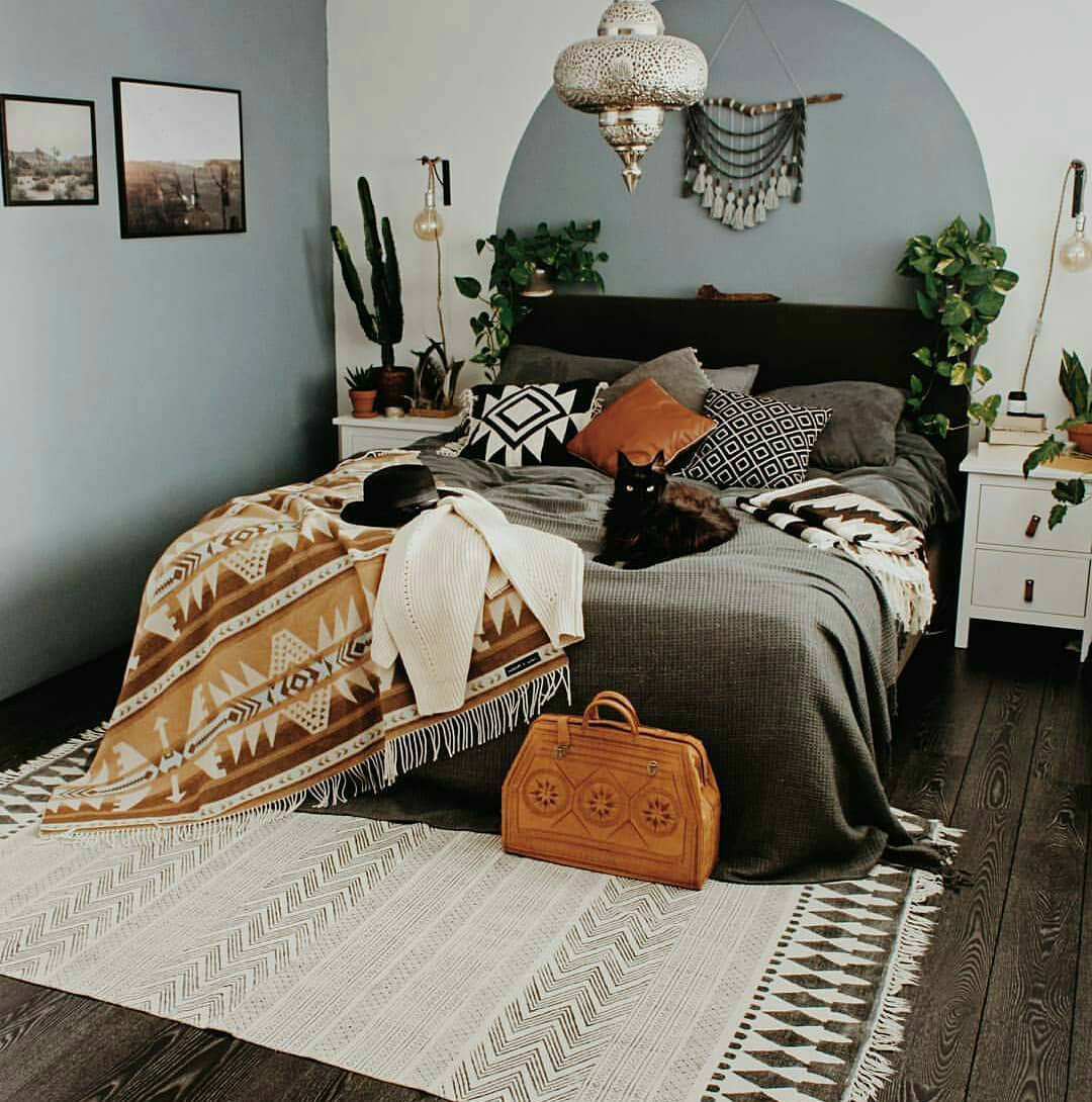 спокойная стильная красивая спальня в этническом стиле фото