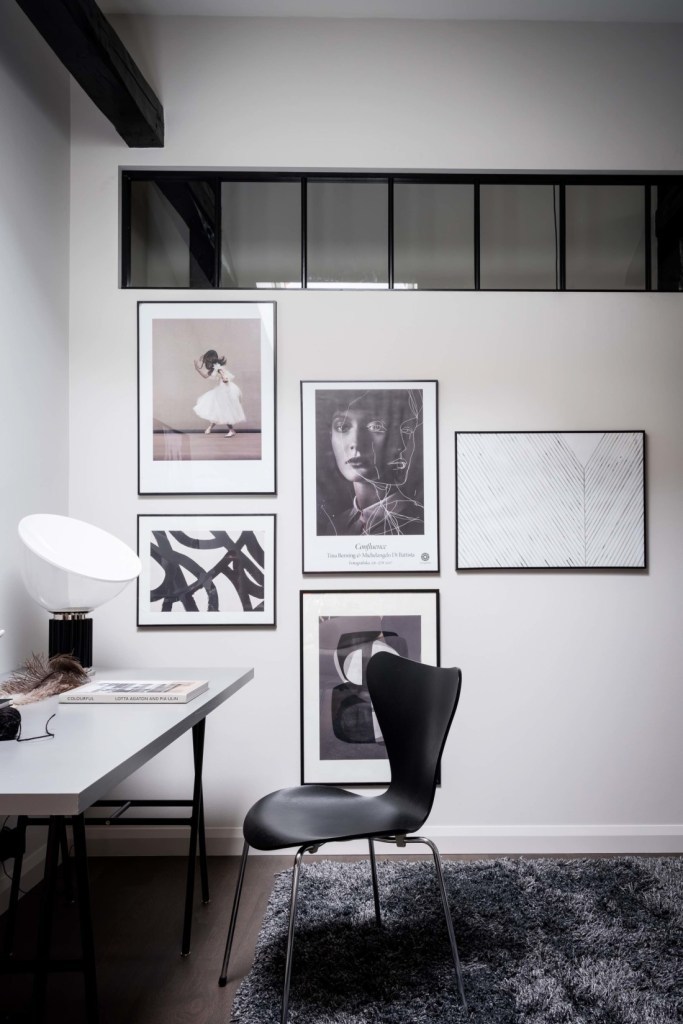 стильное рабочее место в квартире-студии зонирование дизайн пример декора