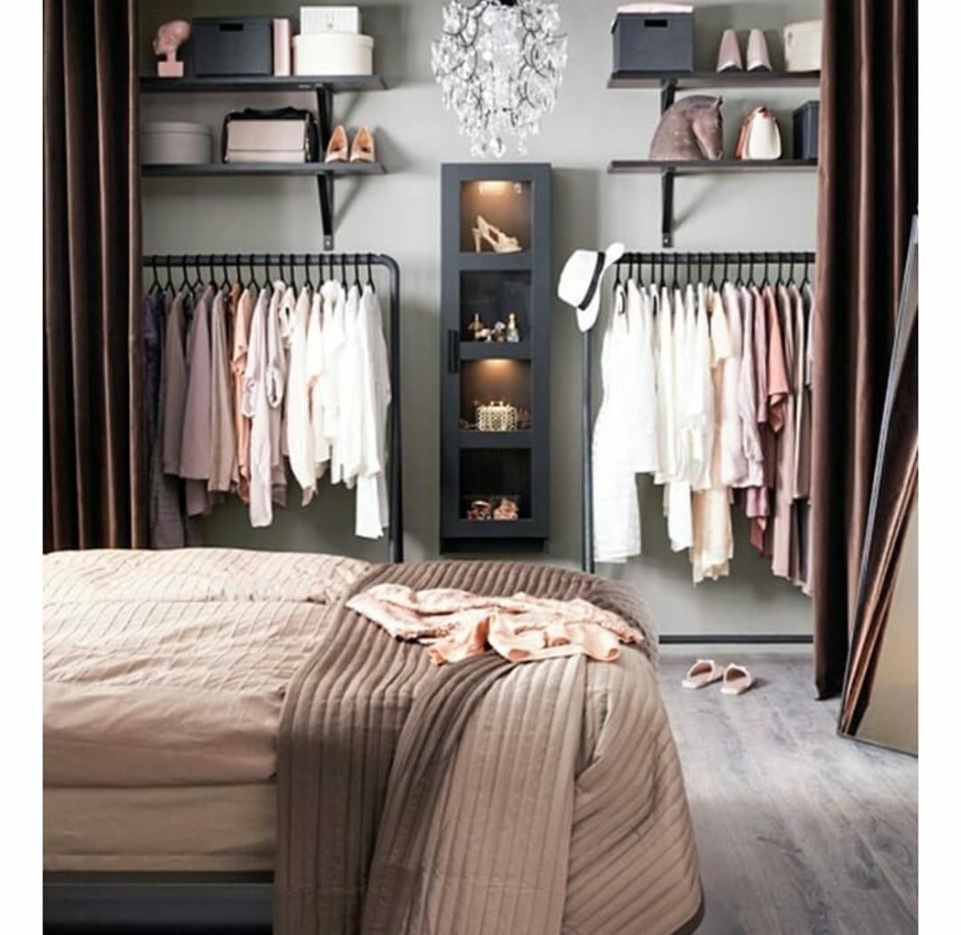 идея для однушки гардеробная в спальне за шторами фото дизайн