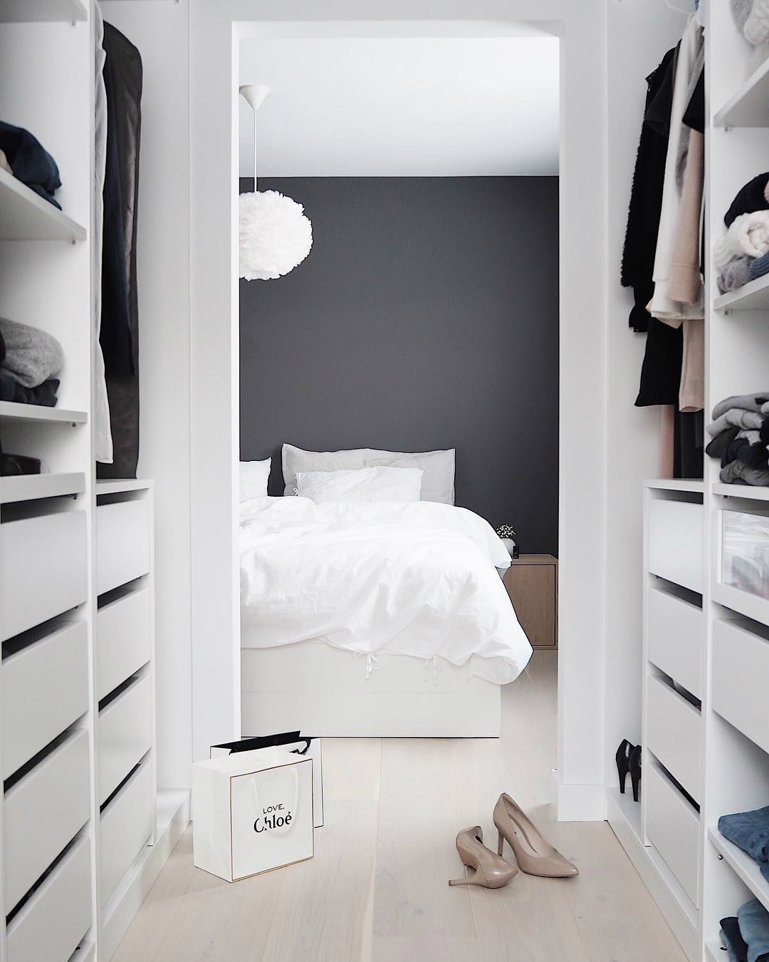 идея дизайн маленькая гардеробная в однушке однокомнатной квартире фото