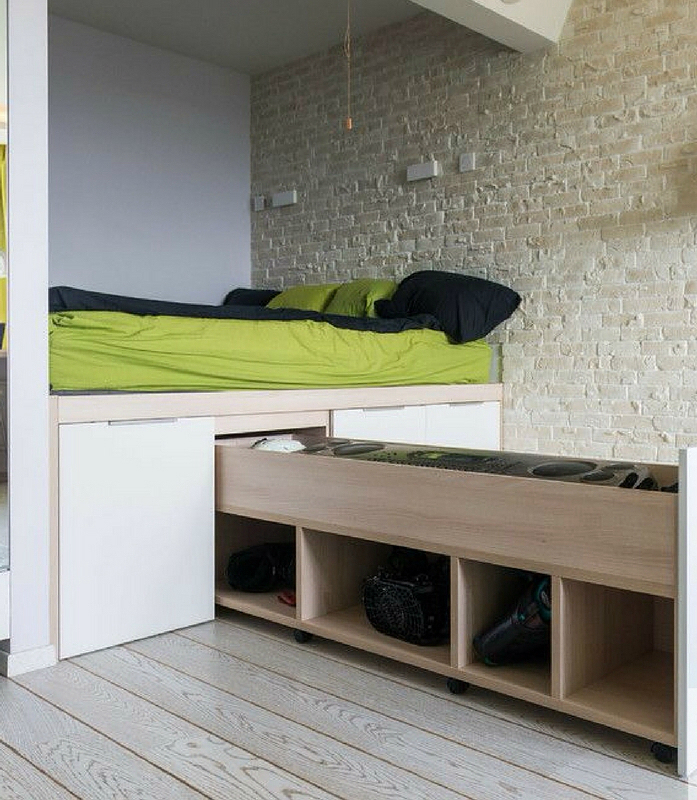 идея дизайн кровать-подиум для маленькой квартиры фото