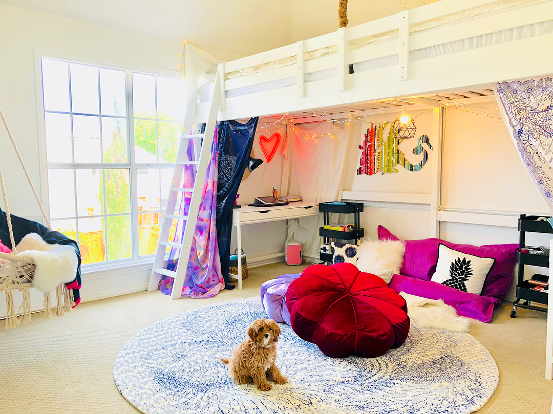 идея дизайна маленькой комната для двоих детей с кроватями-чердаками фото