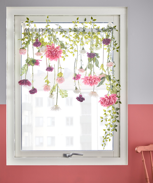 идея дизайна декоративные цветы в виде тюля на окне фото