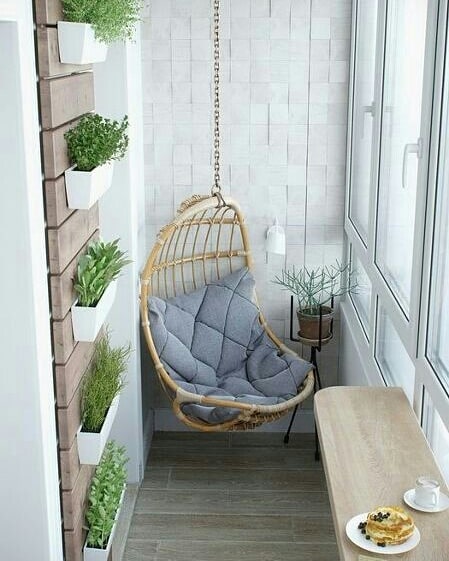 Подвесное кресло в дизайне летнего балкона: фото