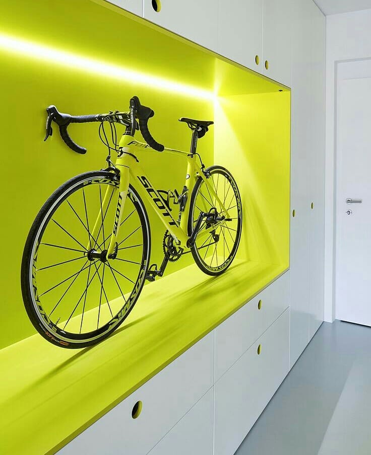 Идея для компактного хранения велосипеда в маленькой городской квартире