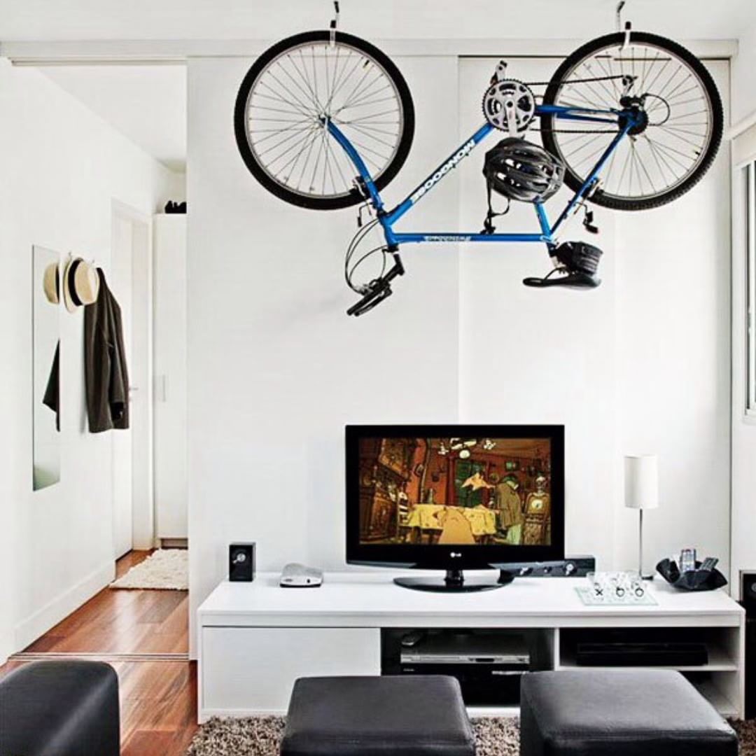 Идея для компактного хранения велосипеда в маленькой городской квартире