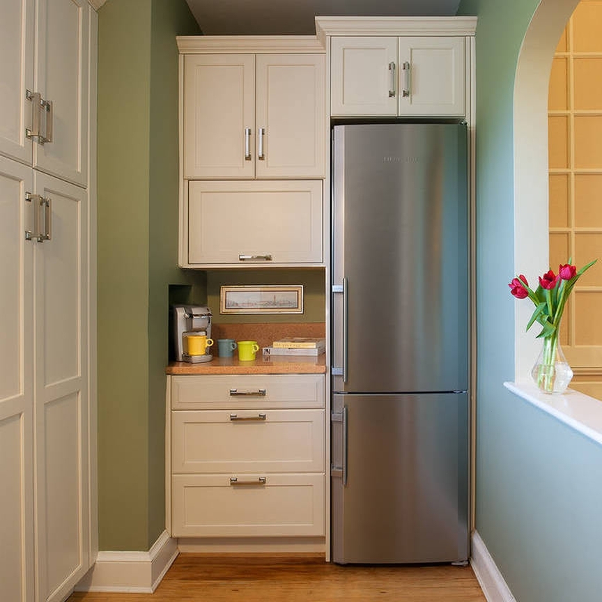 интерьер кухни куда поставить холодильник идея дизайна фото