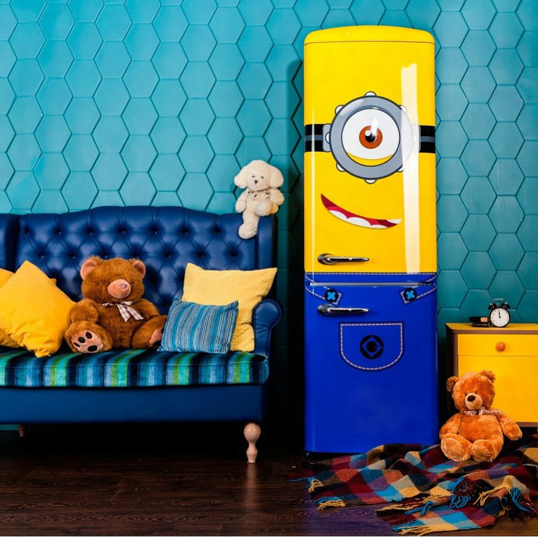 идея дизайн стильный холодильник в интерьере детской комнаты
