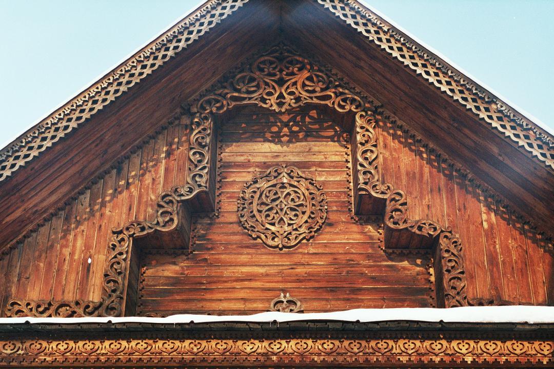 резной фронтон на деревянный дом