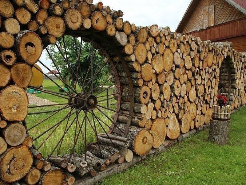 Забор для дачи из колес и дерева