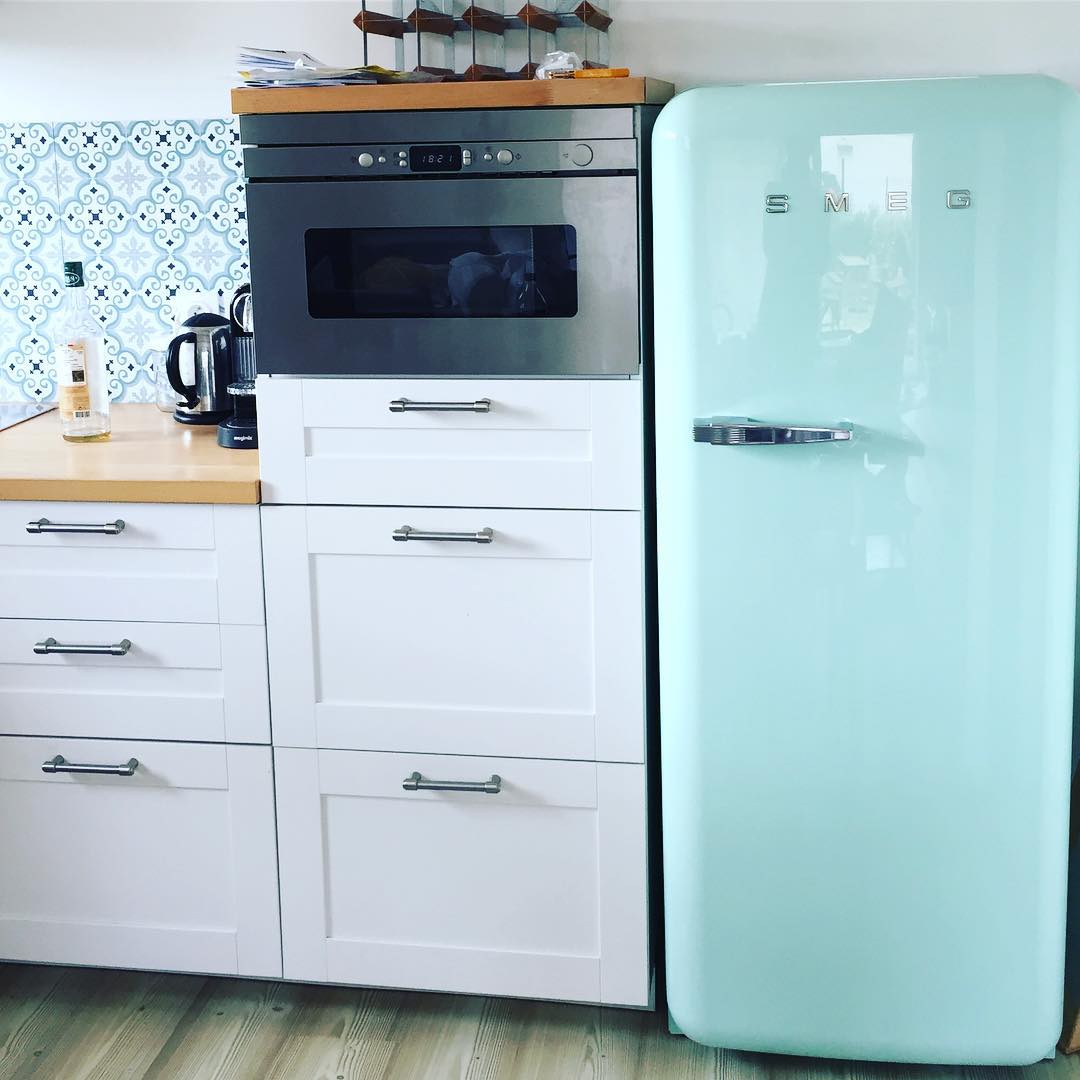 Холодильник в цвет кухонного фартука фото