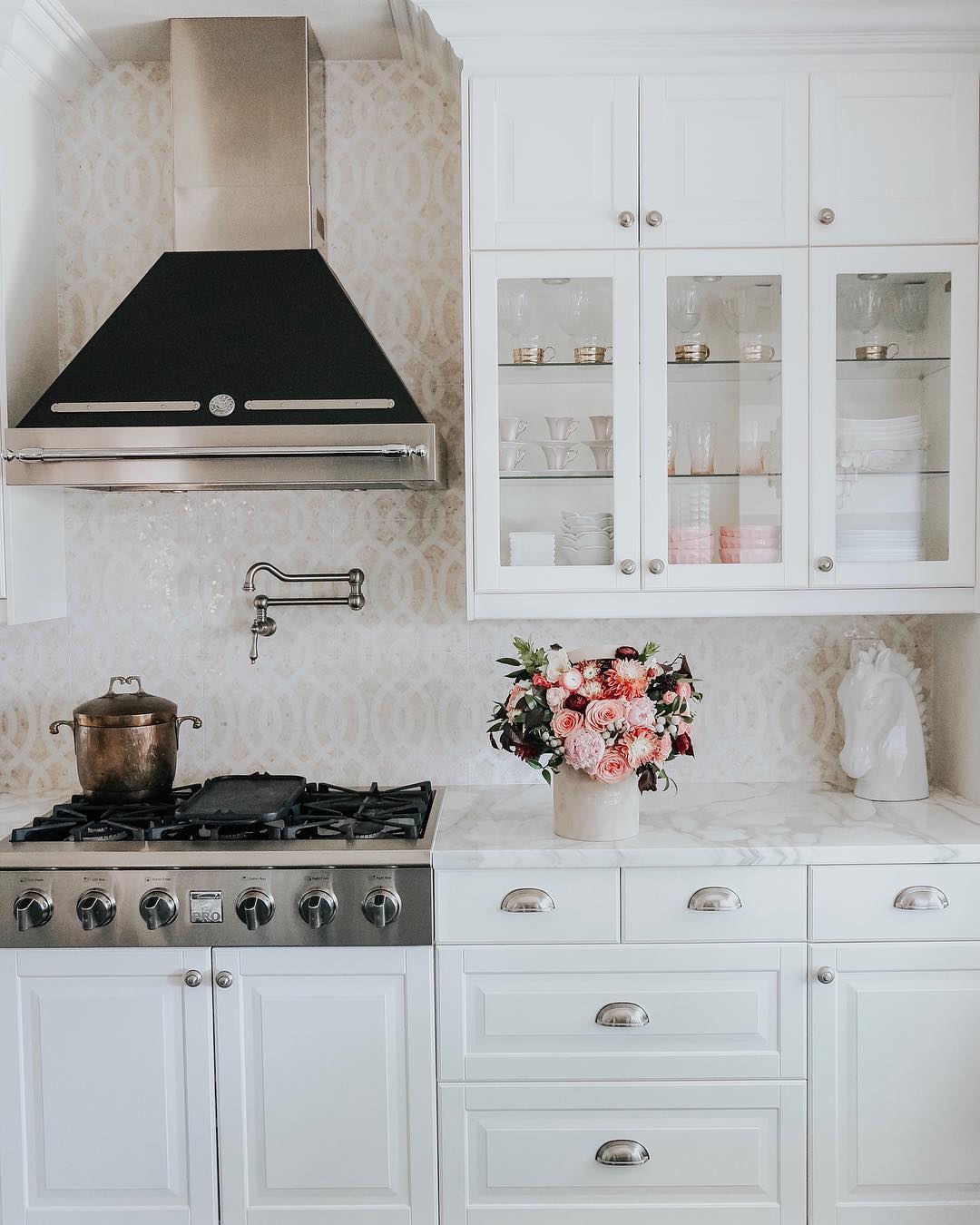 Белая кухня с элементами классики фото
