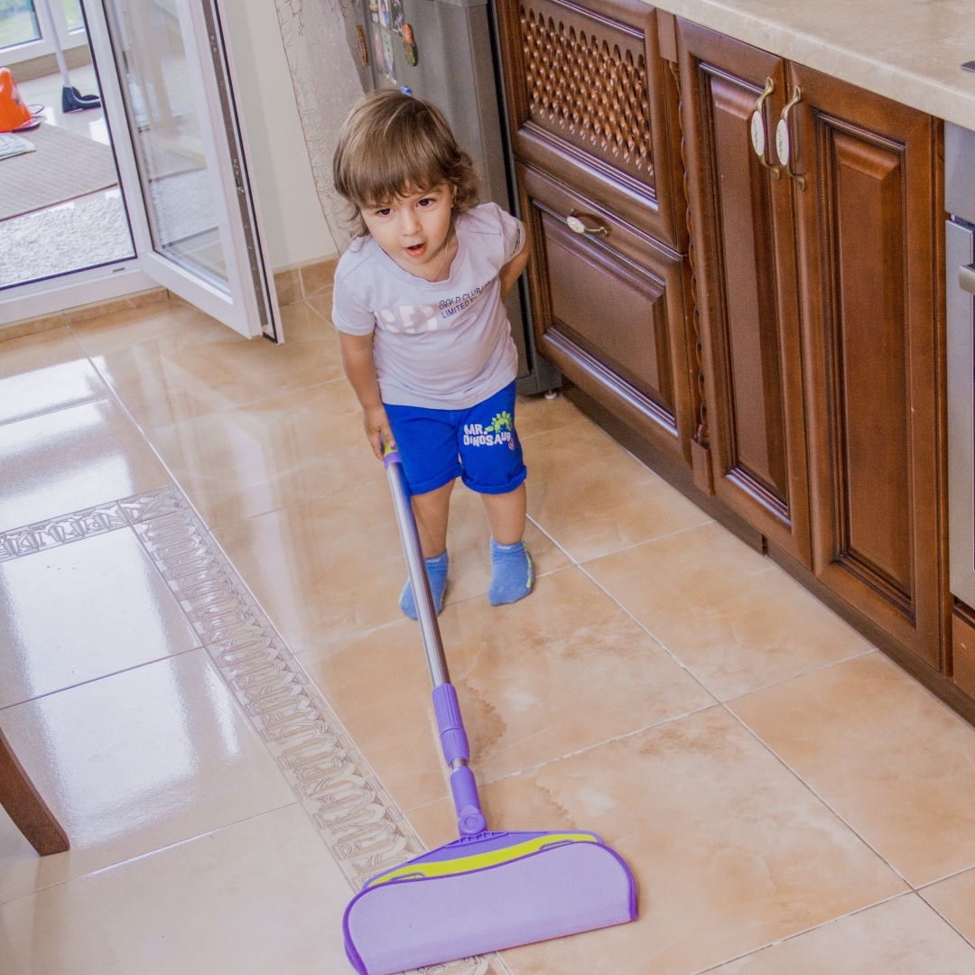 Как привлечь малыша к осенней генеральной уборке: советы и идеи