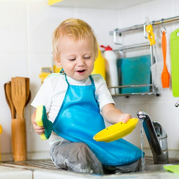 Как привлечь ребенка к осенней генеральной уборке: советы и идеи